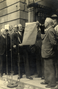97606 Afbeelding van burgemeester mr.dr. G.A.W. ter Pelkwijk op het bordes van het Stadhuis (Stadhuisbrug 1) te Utrecht ...